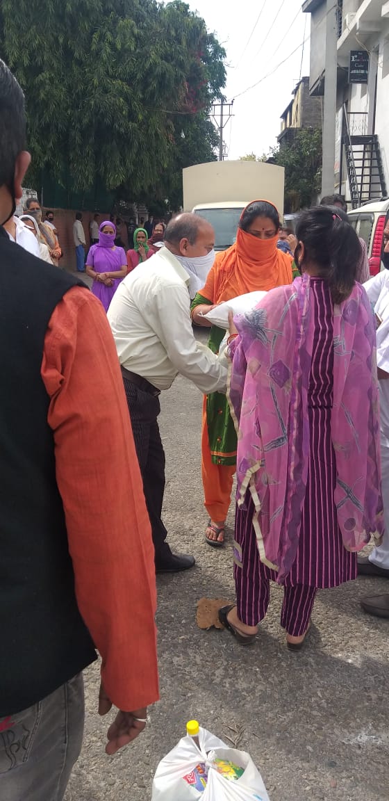Yudhvir Sethi distributes ration among needy