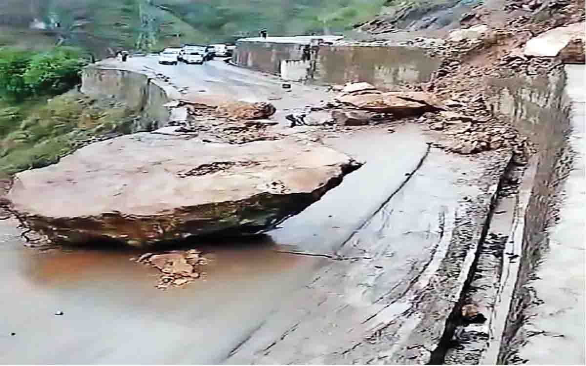 Srinagar-Jammu National Highway closed due to landslides, shooting stones