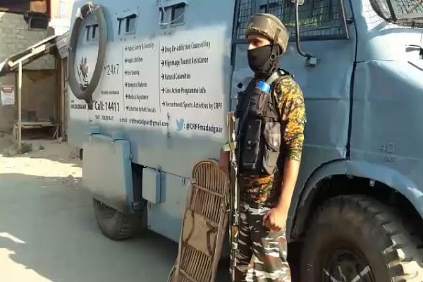Militants attack on CRPF naka party in Shopian