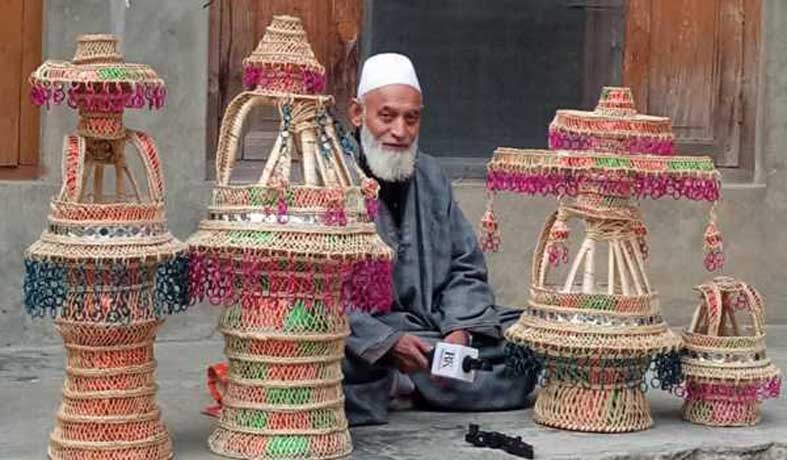 Kashmiri Artisan Redefines Traditional Kangri Craft With Artistic Innovations