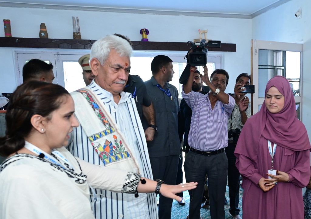 LG Manoj Sinha visits Chotay Taray Foundation Centre in Srinagar