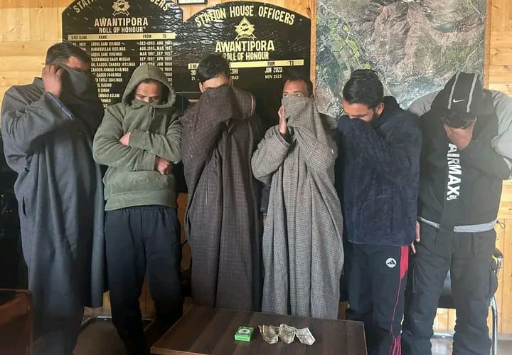 06 gamblers arrested in Awantipora, stake money seized 