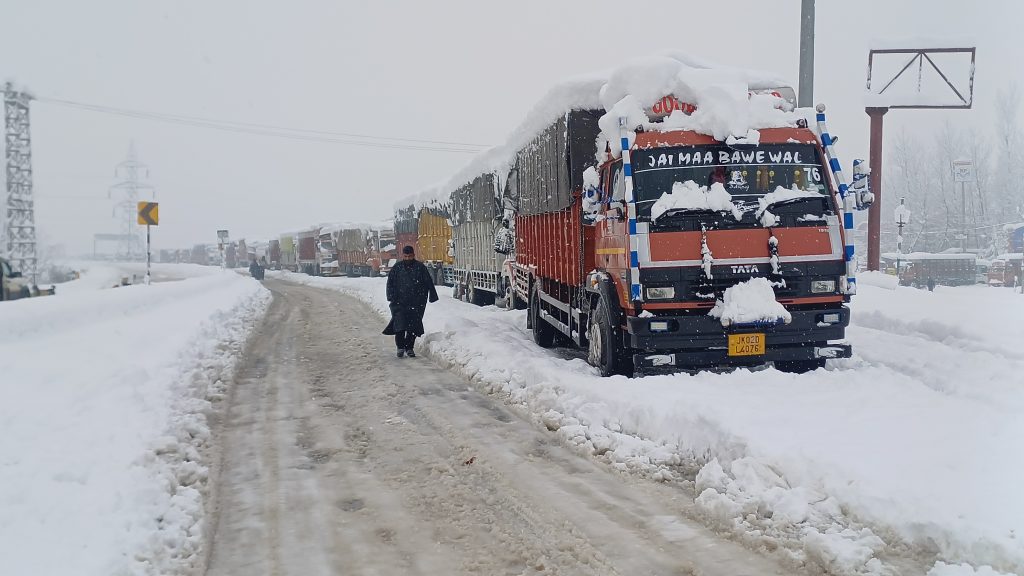 Heavy Snowfall Defies Forecasts In Valley, Hundreds Stranded On J&K Highway