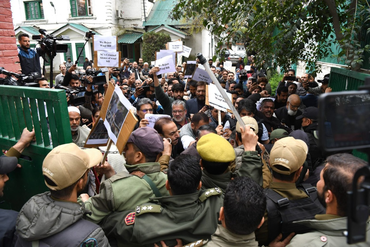 Cops Prevent PDP March Against Passage Of Waqf (Amendment) Act