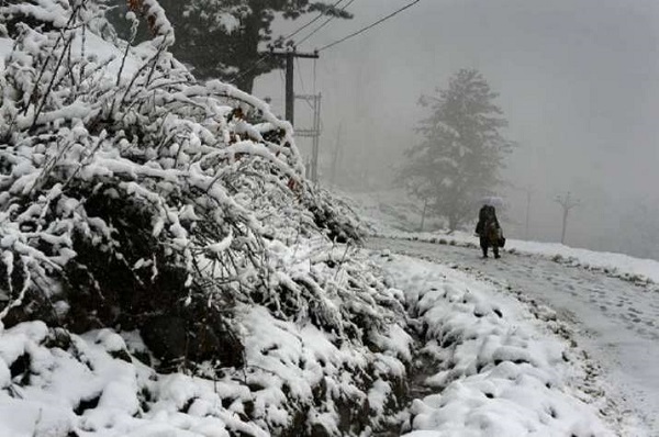 Gulmarg, other higher reaches of Kashmir receive fresh snowfall; temperature dips across Valley